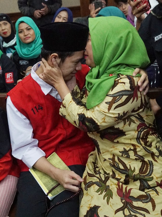 Terdakwa Dede Lutfi Alfiandi di dampigni ibu nya bersiap menjalani sidang putusan di Pengadilan NegerinJakarta Pusat, Jakarta, Kamis (30/1).  Foto: Fanny Kusumawardhani/kumparan