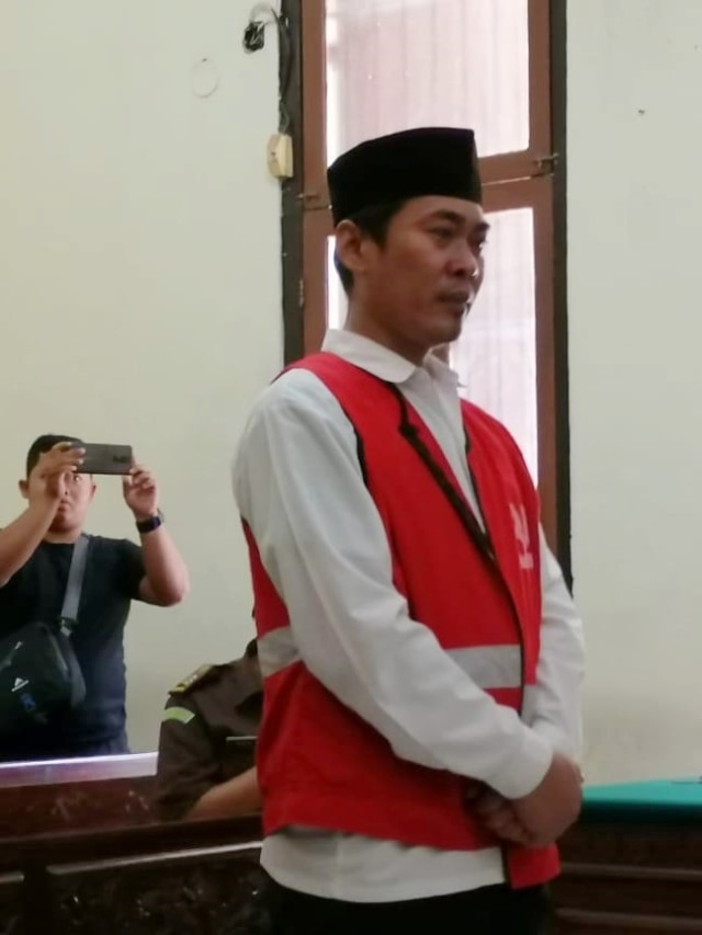 ASN Pemkot Surabaya Syamsul Arifin divonis 5 bulan penjara atas kasus ujaran rasial di Asrama Mahasiswa Papua di Surabaya. Foto: Yuana Fatwallloh/kumparan