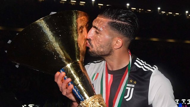 Emre Can dengan trofi juara Serie A 2018/19. Foto: Twitter/@emrecan_