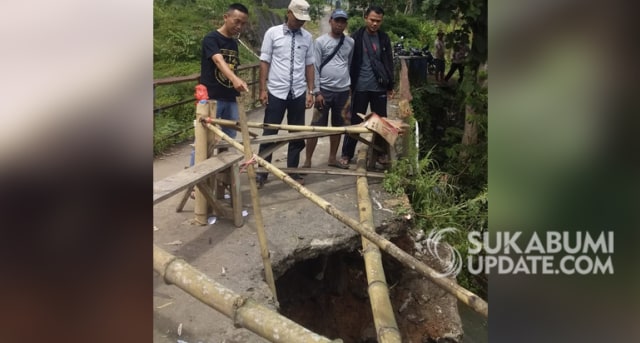 Jembatan Saronge di Kampung Sukagalih RT 03/01 Desa Cibitung, Kecamatan Sagaranten, Kabupaten Sukabumi, mengalami kerusakan akibat dihantam derasnya Sungai Cijeruk. | Sumber Foto:Ragil Gilang