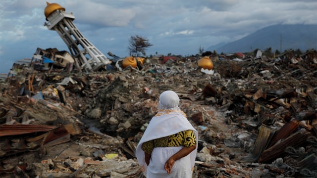 Seorang wanita yang kehilangan keponakannya saat melihat bangunan yang hancur akibat gempa bumi di Balaroa, Palu. (Foto: REUTERS / Beawiharta)