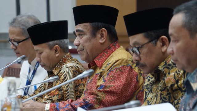 Menteri Agama Fachrul Razi (tengah) mengikuti rapat kerja dengan Komisi VIII DPR RI di Kompleks Parlemen, Senayan, Jakarta, Kamis (30/1).  Foto: Helmi Afandi Abdullah/kumparan 