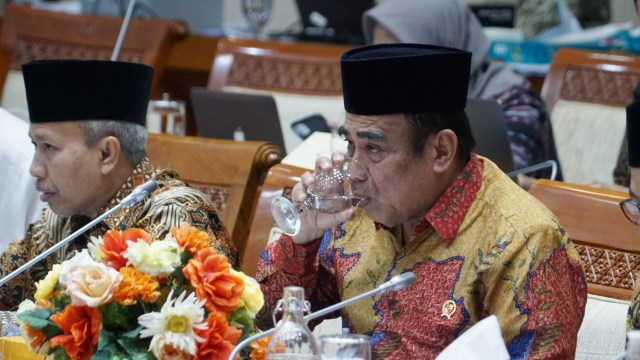 Menteri Agama Fachrul Razi (kanan)minum air disela-sela rapat kerja dengan Komisi VIII DPR RI di Kompleks Parlemen, Senayan, Jakarta, Kamis (30/1). Foto: Helmi Afandi Abdullah/kumparan 