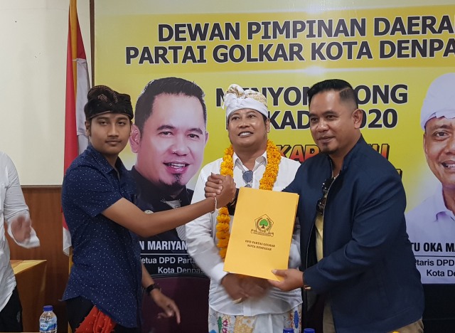 Penyerahan berkas pendaftaran dari AA Ngurah Kresnaningrat Daneswara mewakili AA Manik Danendra (tengah) kepada Ketua DPD II Golkar Denpasar Wayan Mariyana Wandira 