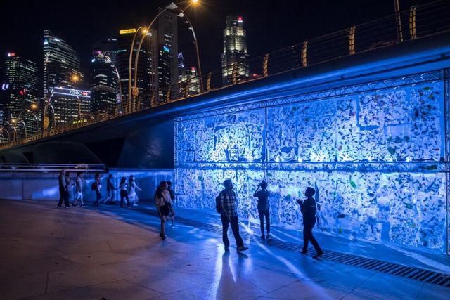 Pengunjung berswafoto di instalasi seni iLight Singapore. Foto: Dok. Singapore Tourism Board