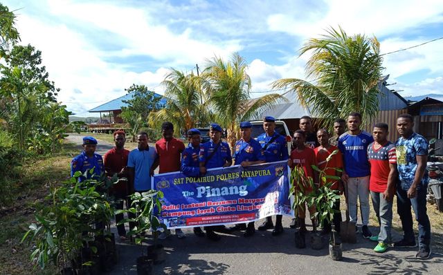 The Pinang, sesaat sebelum melakukan penanaman pohon. (Dok: Polda Papua)