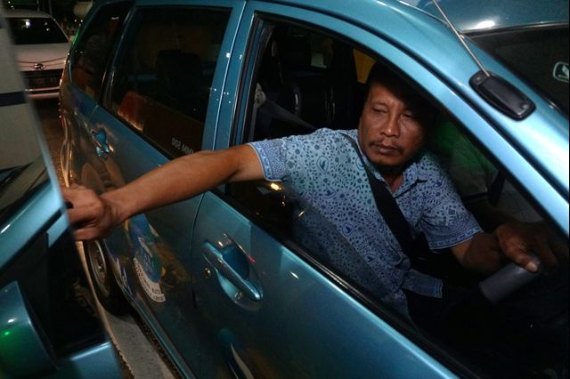Pemngemudi taksi melakukan pembayaran di Tol Dalam Kota Jakarta di Gerbang Tol Cililitan, Jakarta, Kamis (30/1/2020). Foto: Nugroho Sejati/kumparan