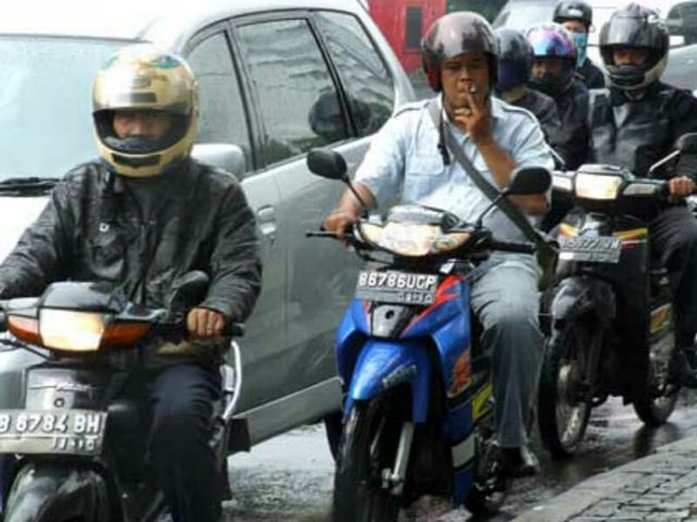Ingat, Nekat Berkendara Sambil Merokok Bisa Didenda Rp 750 Ribu (22532)