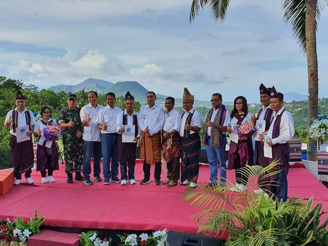 Pelantikan Rektor Uniflor yang berlangsung di kebun percontohan kampus. Foto: istimewa. 