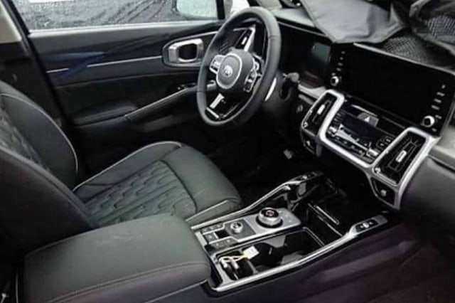 Penampakan interior kabin Kia Sorento 2021 yang bocor di media sosial. Foto: Dok. Autocar.