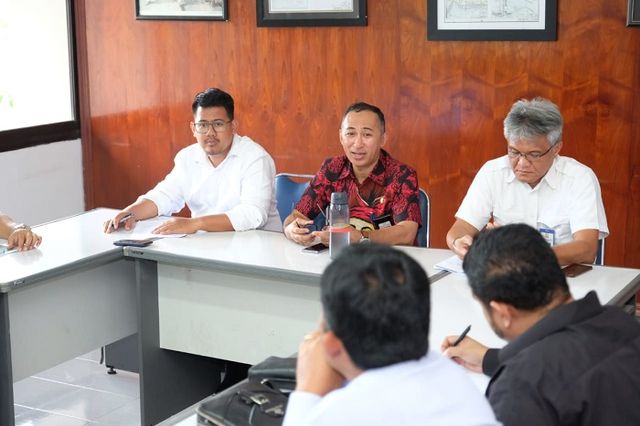  Sekretaris Daerah Kabupaten Gowa, H Muchlis menjamu 7 anggota dewan dari DKI Jakarta, (Makassar Indeks/Kadir).