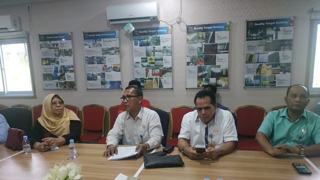 Anggota DPRD Kota Batam saat bertemu pihak Pollux Habibie. Foto: Rega/kepripedia.com