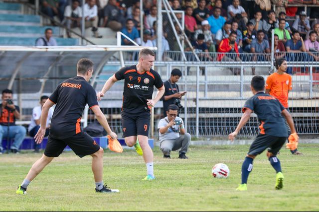 Latihan perdana pemain Persiraja yang dipusatkan di Stadion H Dimurthala, Banda Aceh, Kamis (30/1) sore. Foto: Suparta/acehkini