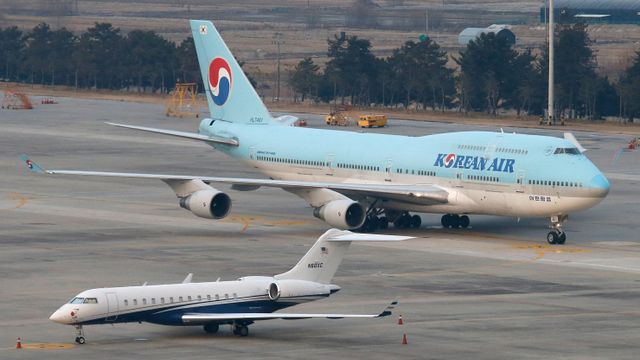 Pesawat Boeing 747-400 charter membawa warga Korea Selatan yang dievakuasi dari Wuhan tiba di Bandara Internasional Gimpo, Korea Selatan Foto: REUTERS/Heo Ran