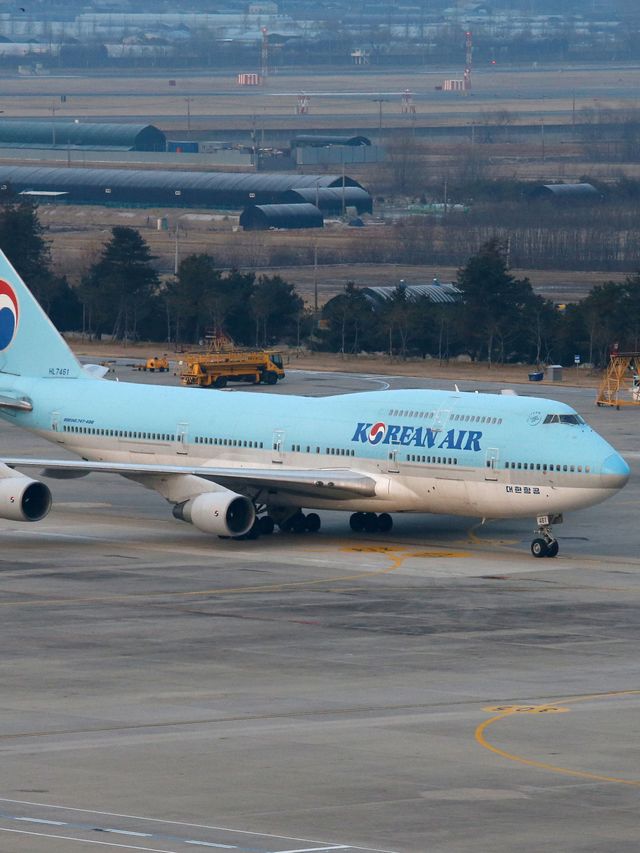 Pesawat Boeing 747-400 charter membawa warga Korea Selatan yang dievakuasi dari Wuhan tiba di Bandara Internasional Gimpo, Korea Selatan Foto: REUTERS/Heo Ran