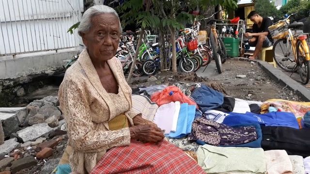 Mbah Salami, lansia yang berjualan baju bekas di Solo selama 52 tahun. Foto: Dok. kumparan