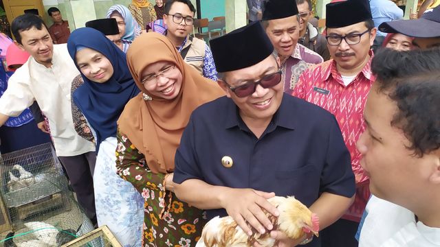 Wali Kota Bandung Oded M. Danial saat melakukan monitoring ke SMPN 54 untuk melihat perkembangan anak ayam yang dirawat murid. Foto: Rachmadi Rasyad/kumparan
