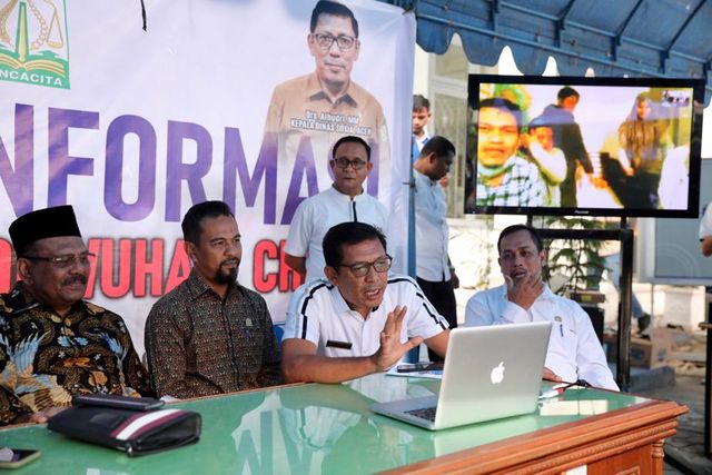 Kadinsos Aceh Alhudri dan Wakil Ketua DPR Aceh Hendra Budian di Posko Informasi Pemerintah Aceh melakukan teleconference dengan mahasiswa Aceh di Wuhan, Jumat (31/1). Foto: Suparta/acehkini