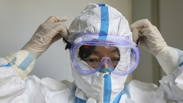 Seorang dokter mengenakan pakaian pelindung dan kacamata pelindung di sebuah rumah sakit di Wuhan di Provinsi Hubei, China tengah. Foto: Chinatopix via AP
