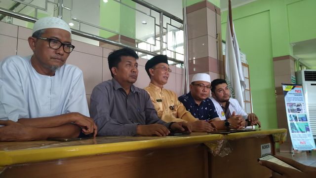 ﻿﻿Kepala Dinkes Karimun, Rachmadi bersama jajaran dokter RSUD Muhammad Sani saat konferensi pers. Foto: Khairul S/kepripedia.com