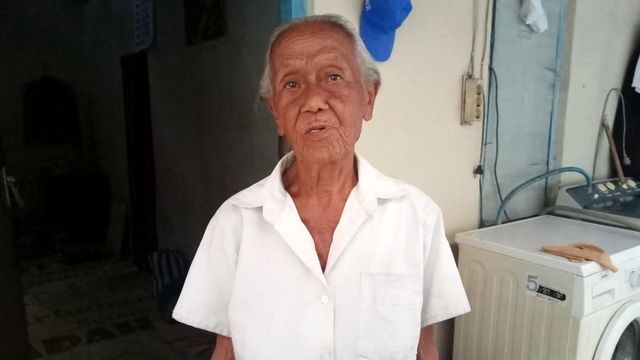 Mbah Salima (78), lansia yang menolak mengemis dengan berjualan baju bekas. Foto: kumparan