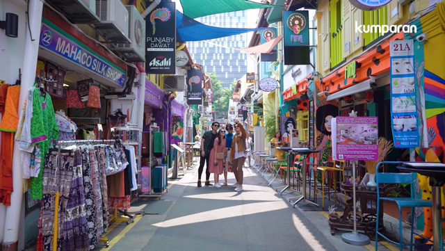 com-Reggy, Duo Anak Jajan, dan Alika berfoto di Haji Lane. Foto: YouTube kumparan