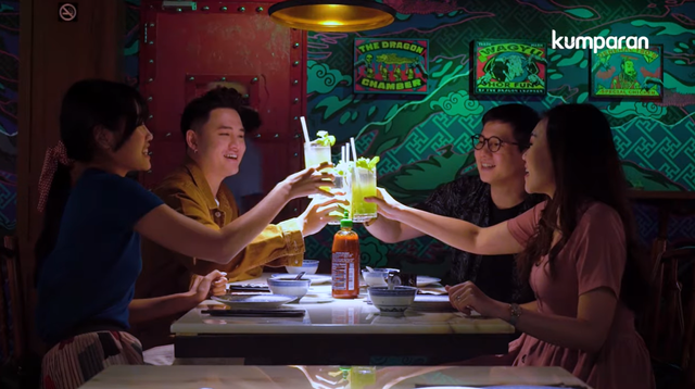 com-Reggy, Duo Anak Jajan, dan Alika bersulang di The Dragon Chamber. Foto: YouTube kumparan
