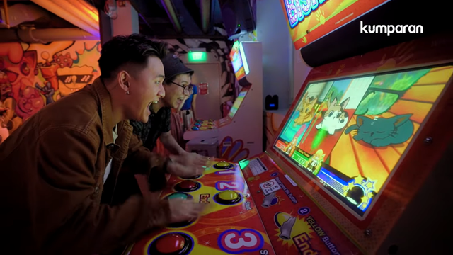 com-Reggy bermain arkade di Level Up. Foto: YouTube kumparan
