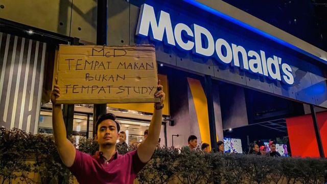 Seorang pria protes 'McD tempat makan, bukan tempat belajar'. (Foto: Twitter @anas_cik)