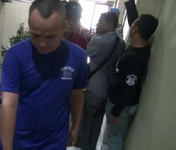 Pria di Tegal ditangkap polisi karena mencuri hp milik teman kencannya. (Foto: Syaifullah)