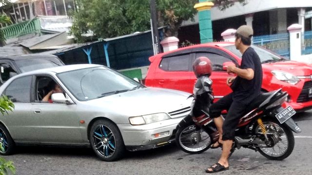 Pengendara motor menghalangi mobil yang melawan arah di Klaten. Foto: Instagram/@Kabar_klaten