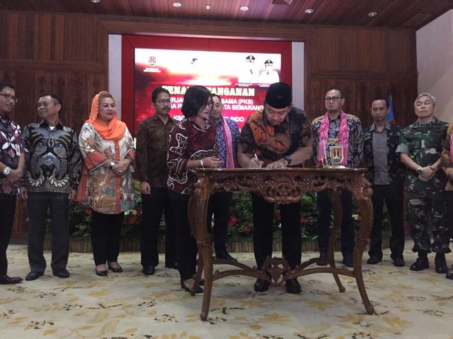 Penandatanganan kerja sama proyek ducting jaringan 5G di Semarang, Jawa Tengah pada Jumat (31/1). Foto: Afiati Tsalitsati/kumparan