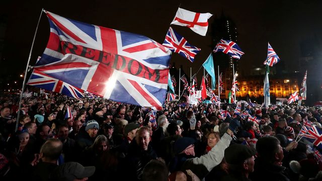 Para demonstran Pro-Brexit merayakannya di Parliament Square pada hari Brexit di London, Inggris, Jumat (31/1). Foto: REUTERS/Simon Dawson