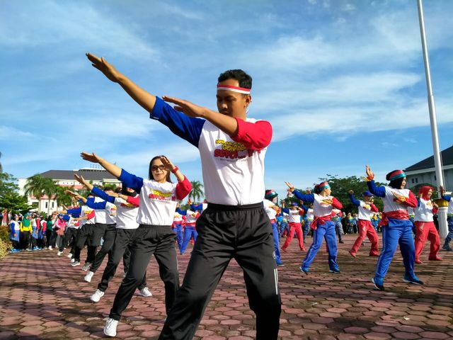 Olahraga bersama di Halaman Kantor Gubernur Kalbar, Sabtu (1/2). Foto: Lydia Salsabilla/Hi!Pontianak