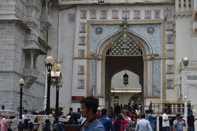 Toran Pol atau gerbang tempat berakhirnya museum City Palace.jpeg