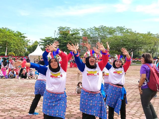 Foto: Keseruan ASN di Kalimantan Barat Ikut Permainan Tradisional - Permainan Tradisional Dari Kalimantan Barat