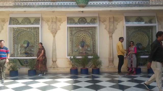 Mor Chowk atau taman merak tempat yang bisa dikatakan paling cantik didalam istana kota. Lima burung merak menghiasi halaman, yang juga ditutupi pahatan khusus kac.jpeg