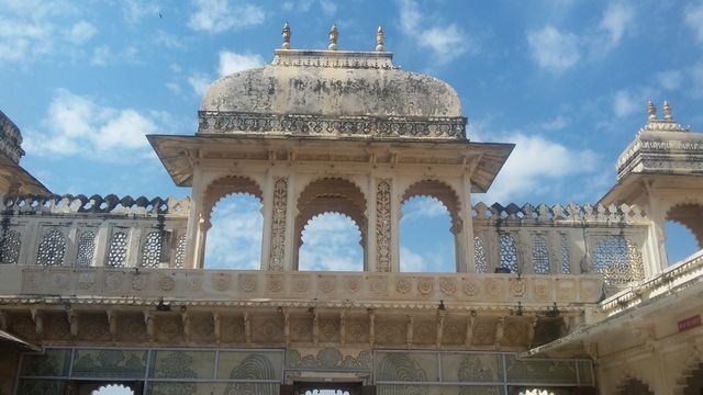 Badi Chitrashali Chowk dibangun selama 1710-1734. tempan ini penuh dengan ubin cina, kaca berwarna dan mural di dinding sehinga menjadikan tempat ini lebih berwarna (2).jpeg