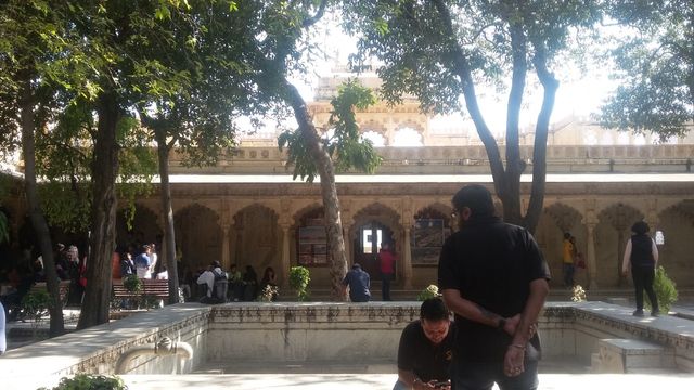 Komplek Badi Mahal. tempat ini dikenal sebagai Istana Taman yang merupakan titik tertinggi dalam Museum Udaipur. dibangun pada 1699 dan mempunyai 104 pilar yang ter.jpeg