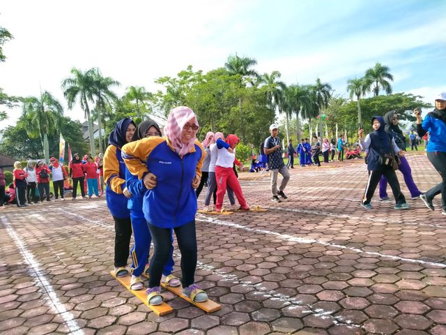 Foto: Keseruan ASN di Kalimantan Barat Ikut Permainan Tradisional - Permainan Tradisional Dari Kalimantan Barat