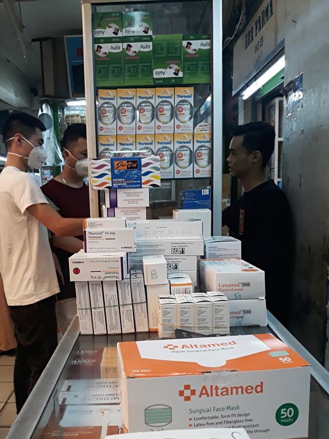 Dua Warga Asing Borong Masker Mulut di Pasar Pramuka, Jakarta, Sabtu (1/2). Foto: Ema FItriyani/kumparan