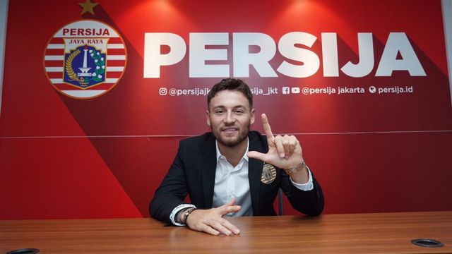 Marc Klok saat resmi diperkenalkan sebagai bagian dari Persija Jakarta. Foto: dok. Persija Jakarta