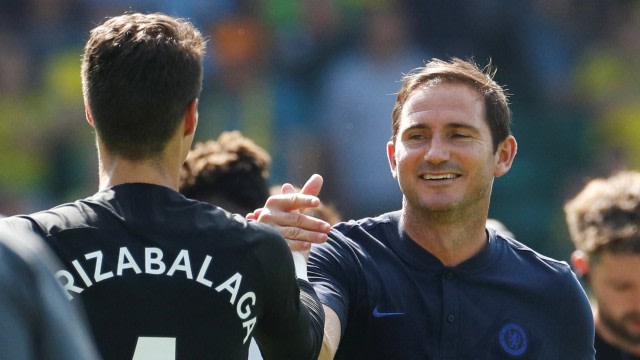 Wajah bahagia Frank Lampard usai sukses menyegel kemenangan perdana sebagai pelatih Chelsea. Foto: Action Images via Reuters/John Sibley