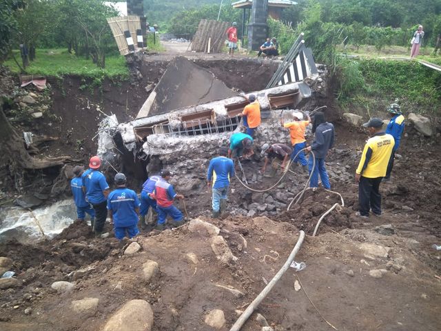 Jembatan di Desa Gadingkulon yang ambruk pada Kamis (30/1/2020) lalu. (Foto: Khusnul Hasana)