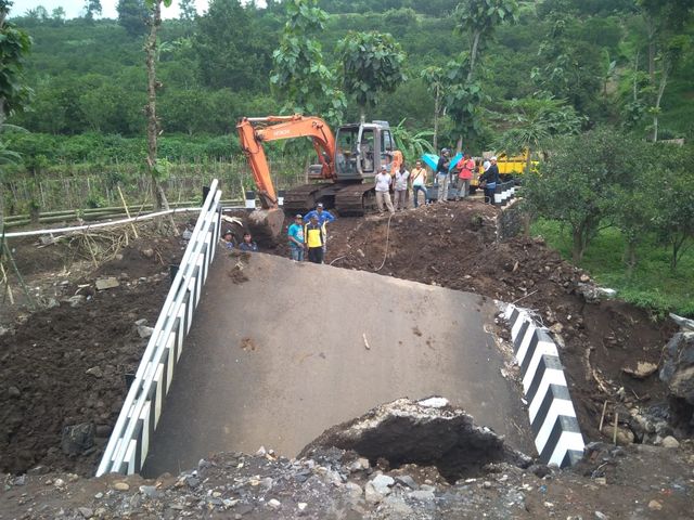 jembatan ambruk.jpg