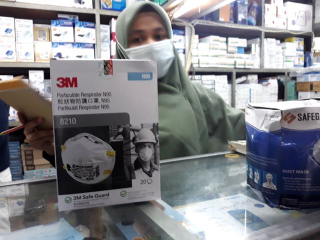 Masker N95 yang harganya naik dari Rp 200 jadi Rp 1,3 Juta di Pasar Pramuka, Jakarta. Foto: Dok. Ema Fitriyani