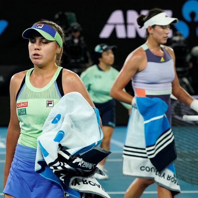 Petenis putri Amerika Serikat, Sofia Kenin, dan petenis putri Spanyol, Garbine Muguruza, di final Australian Open 2020. Foto: REUTERS/Kim Hong-Ji