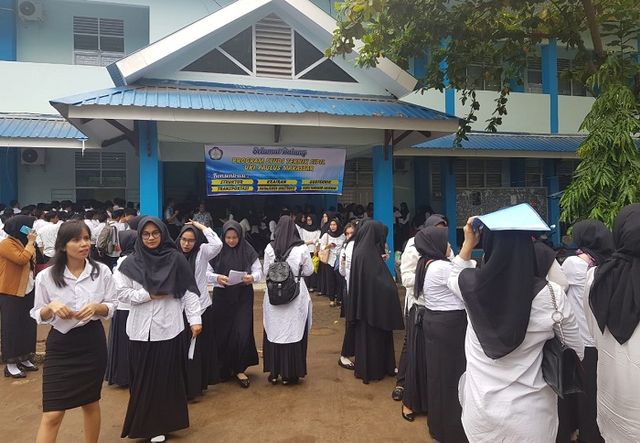 Para peserta mengantri untuk mengikuti tes SKD CPNS Kemenkumham di Kampus UKI Paulus Makassar, Sabtu (1/2).