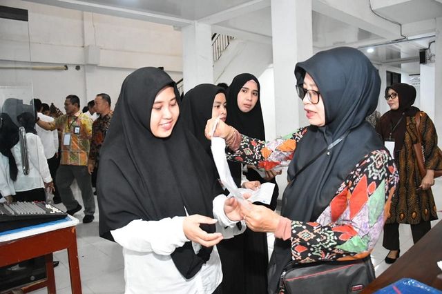 Peserta tes CPNS memperlihatkan kartu tes kepada pengawas, (Makassar Indeks/Kadir).