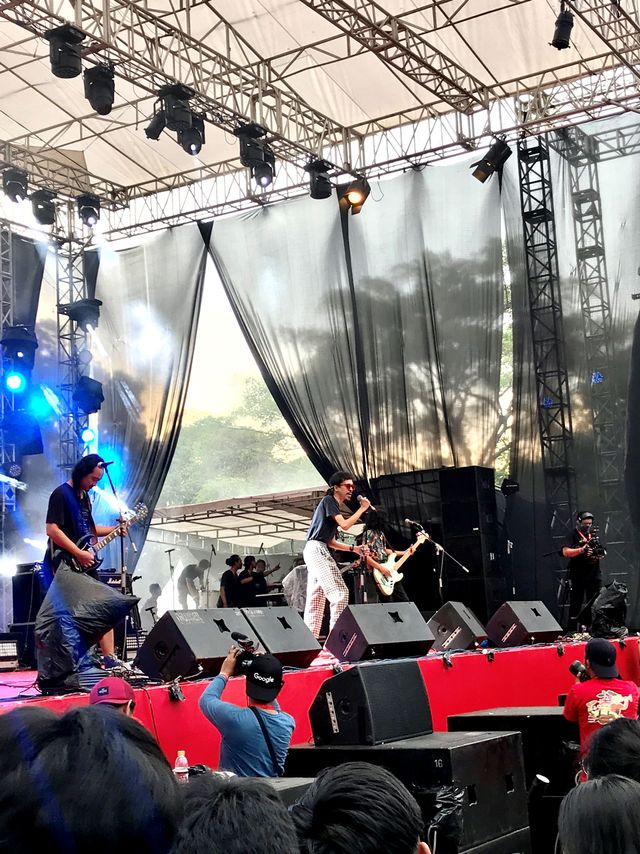 Aksi panggung FSTVLST di Pucuk Cool Jam 2020, Lapangan Parkir Mandala Krida, Yogyakarta, Sabtu (1/2). Foto: Regina Kunthi Rosary/kumparan